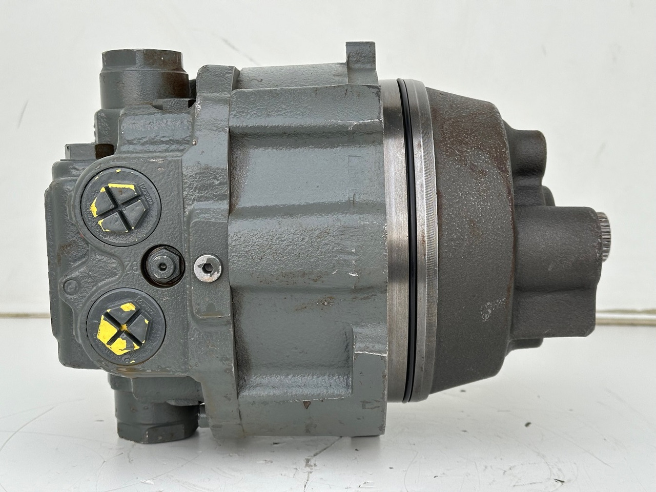 Liebherr Hydraulikeinbaumotor LH46VE 085. ID-Nr.12421312 - ID-Nr.12881023. LO1926, LOS926 K-LC, R922, R924, R926, R926 K-LC, R930 T. #20.38.0978# - Hydraulic motor for Construction machinery: picture 4 Liebherr Hydraulikeinbaumotor LH46VE 085. ID-Nr.12421312 - ID-Nr.12881023. LO1926, LOS926 K-LC, R922, R924, R926, R926 K-LC, R930 T. #20.38.0978# - Hydraulic motor for Construction machinery: picture 4