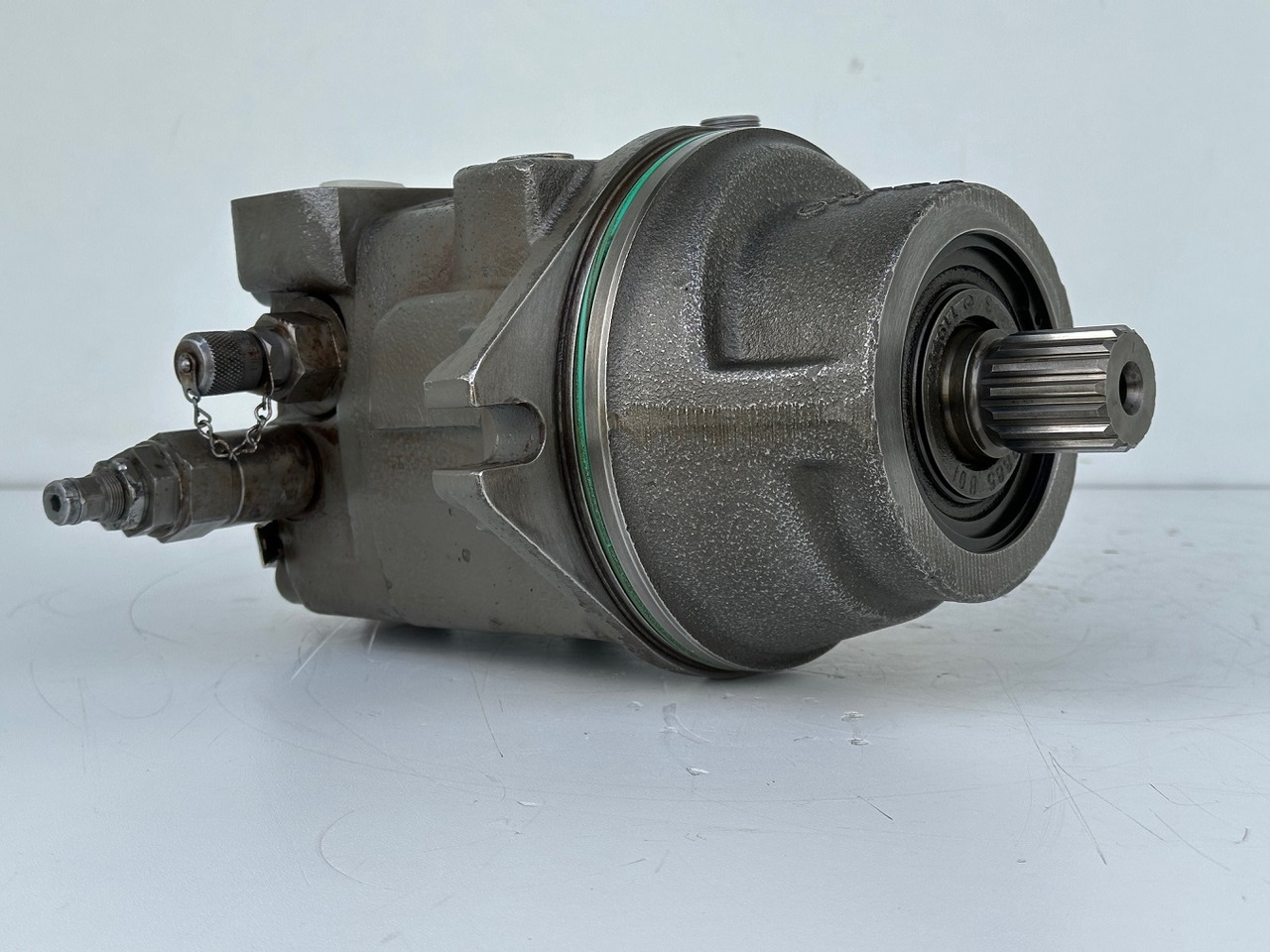 Liebherr Hydraulikeinbaumotor Typ:FMF058, ID-Nr.10122576 - ID-Nr.10145827 - ID-Nr.11371069. LOS1906, P924 COMP , R906, R906 PROTO, R916, R922, R924, R924 COMP, R926 COMP, R926 K LC. #11371069.43199# - Swing motor for Construction machinery: picture 2 Liebherr Hydraulikeinbaumotor Typ:FMF058, ID-Nr.10122576 - ID-Nr.10145827 - ID-Nr.11371069. LOS1906, P924 COMP , R906, R906 PROTO, R916, R922, R924, R924 COMP, R926 COMP, R926 K LC. #11371069.43199# - Swing motor for Construction machinery: picture 2