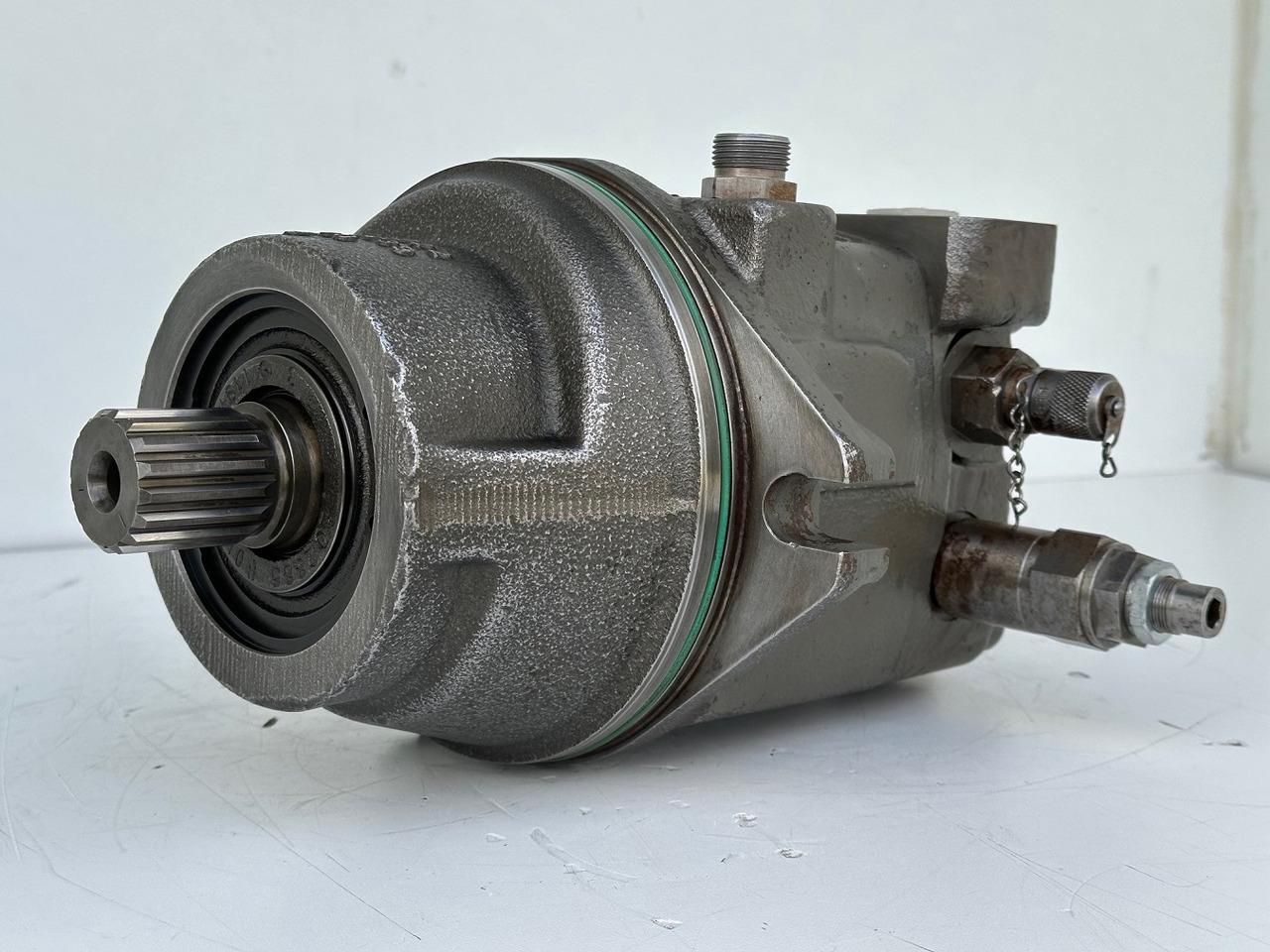 Liebherr Hydraulikeinbaumotor Typ:FMF058, ID-Nr.10122576 - ID-Nr.10145827 - ID-Nr.11371069. LOS1906, P924 COMP , R906, R906 PROTO, R916, R922, R924, R924 COMP, R926 COMP, R926 K LC. #11371069.43199# - Swing motor for Construction machinery: picture 1 Liebherr Hydraulikeinbaumotor Typ:FMF058, ID-Nr.10122576 - ID-Nr.10145827 - ID-Nr.11371069. LOS1906, P924 COMP , R906, R906 PROTO, R916, R922, R924, R924 COMP, R926 COMP, R926 K LC. #11371069.43199# - Swing motor for Construction machinery: picture 1