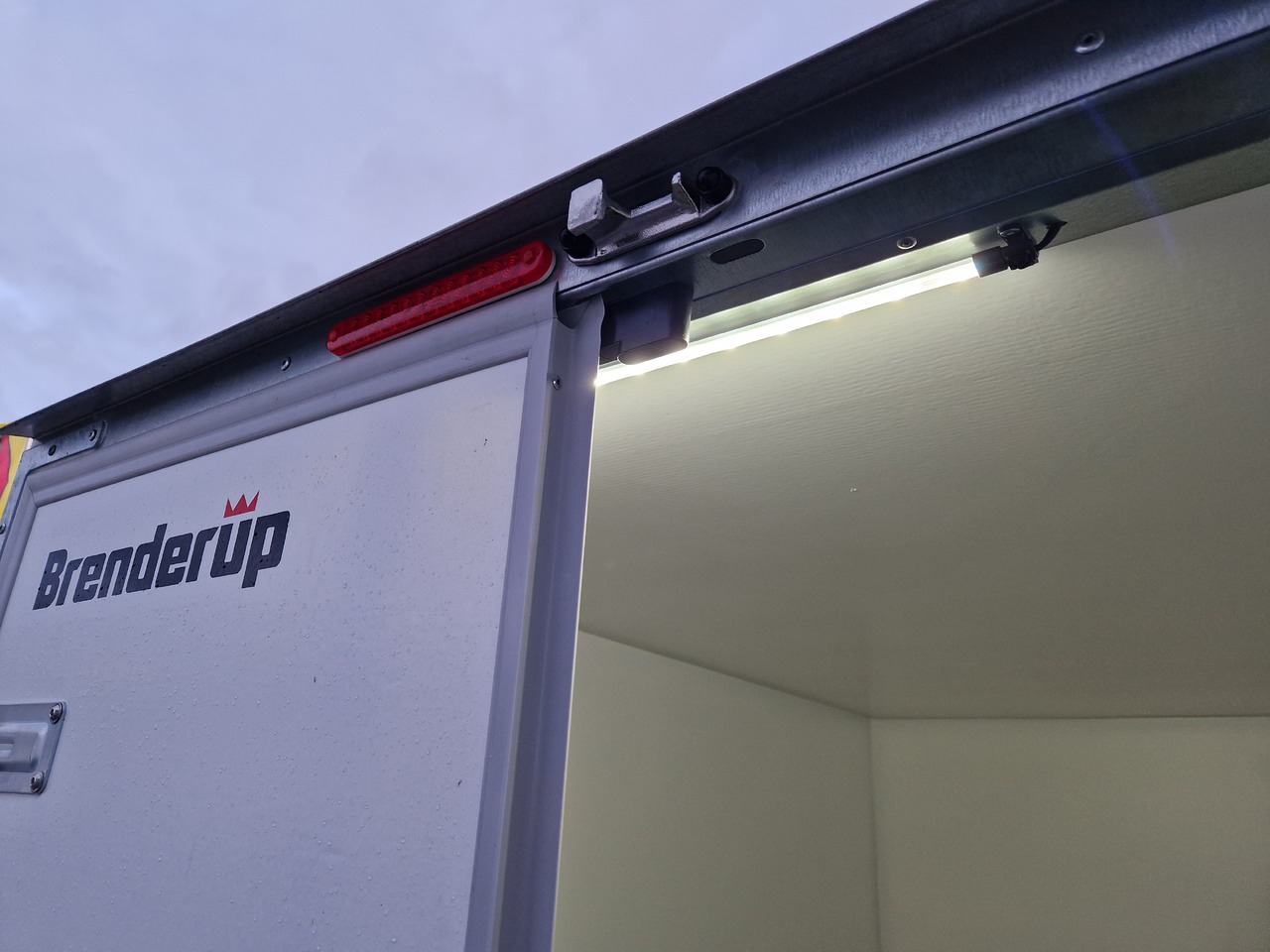 Closed box trailer Brenderup Cargo Dynamic CD260 BD 260x150x185cm Hecktüren Wabenwände (S) 1300kg: picture 14 Closed box trailer Brenderup Cargo Dynamic CD260 BD 260x150x185cm Hecktüren Wabenwände (S) 1300kg: picture 14