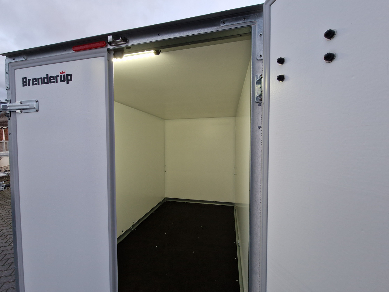 Closed box trailer Brenderup Cargo Dynamic CD260 BD 260x150x185cm Hecktüren Wabenwände (S) 1300kg: picture 15 Closed box trailer Brenderup Cargo Dynamic CD260 BD 260x150x185cm Hecktüren Wabenwände (S) 1300kg: picture 15
