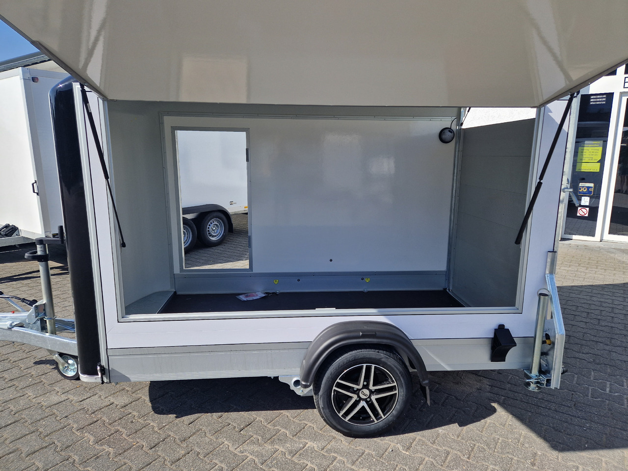 Cargo Roadster 300 300x150x184cm Sandwich weiß Poly black Seitenklappe &Tür Alufelgen 1300kg Pullman - Vending trailer: picture 2 Cargo Roadster 300 300x150x184cm Sandwich weiß Poly black Seitenklappe &Tür Alufelgen 1300kg Pullman - Vending trailer: picture 2