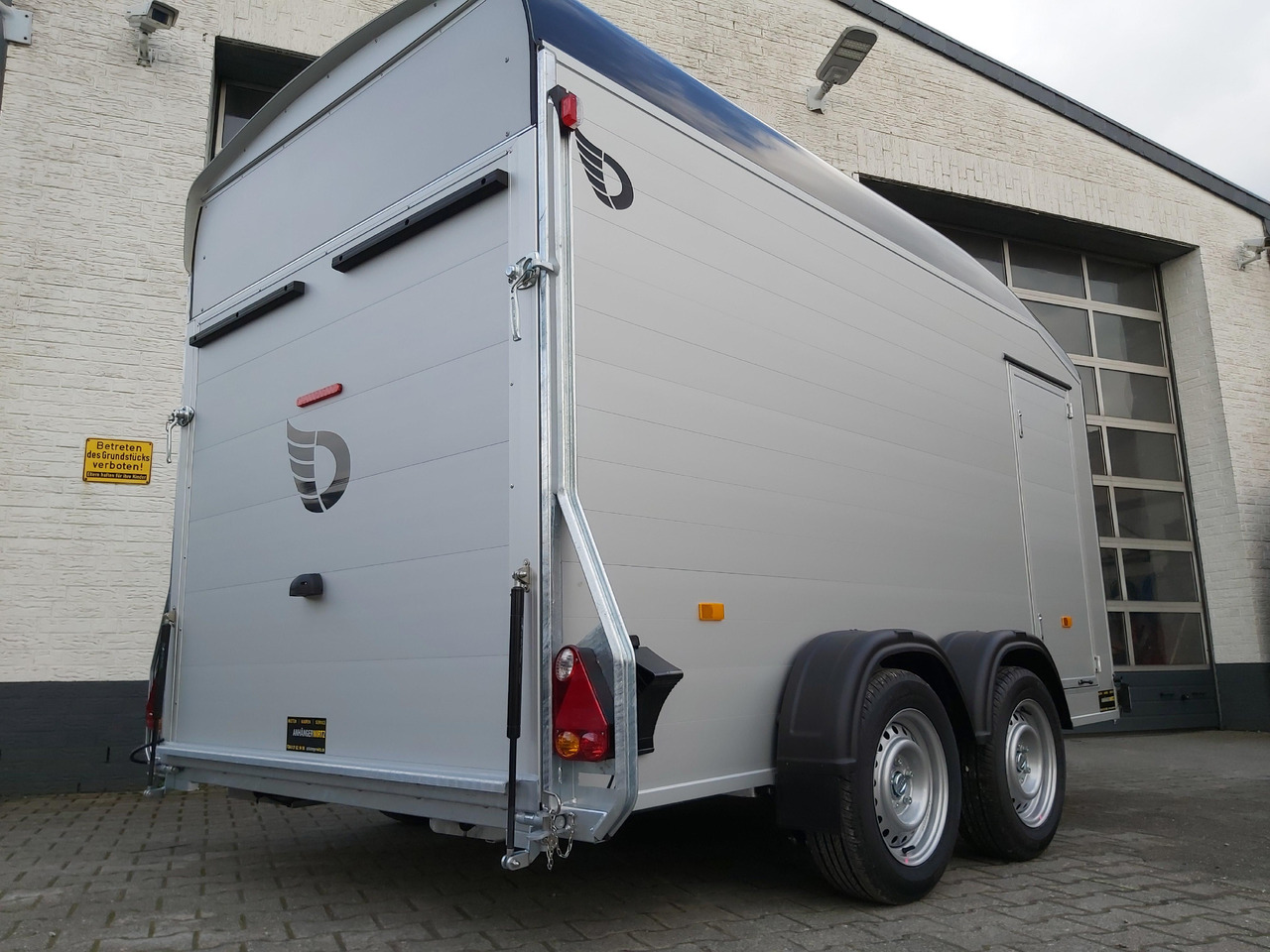 Cargo Roadster 700 375x180x200cm Alu Poly black Pullman 100km/H 2600kg Modell 2024 - Closed box trailer: picture 5 Cargo Roadster 700 375x180x200cm Alu Poly black Pullman 100km/H 2600kg Modell 2024 - Closed box trailer: picture 5