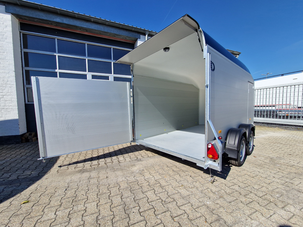 Cargo Roadster 700 plus 375x180x200cm Alu Poly kingblue Seitentür Pullman 2600kg 100km/H Aktion - Closed box trailer: picture 4 Cargo Roadster 700 plus 375x180x200cm Alu Poly kingblue Seitentür Pullman 2600kg 100km/H Aktion - Closed box trailer: picture 4