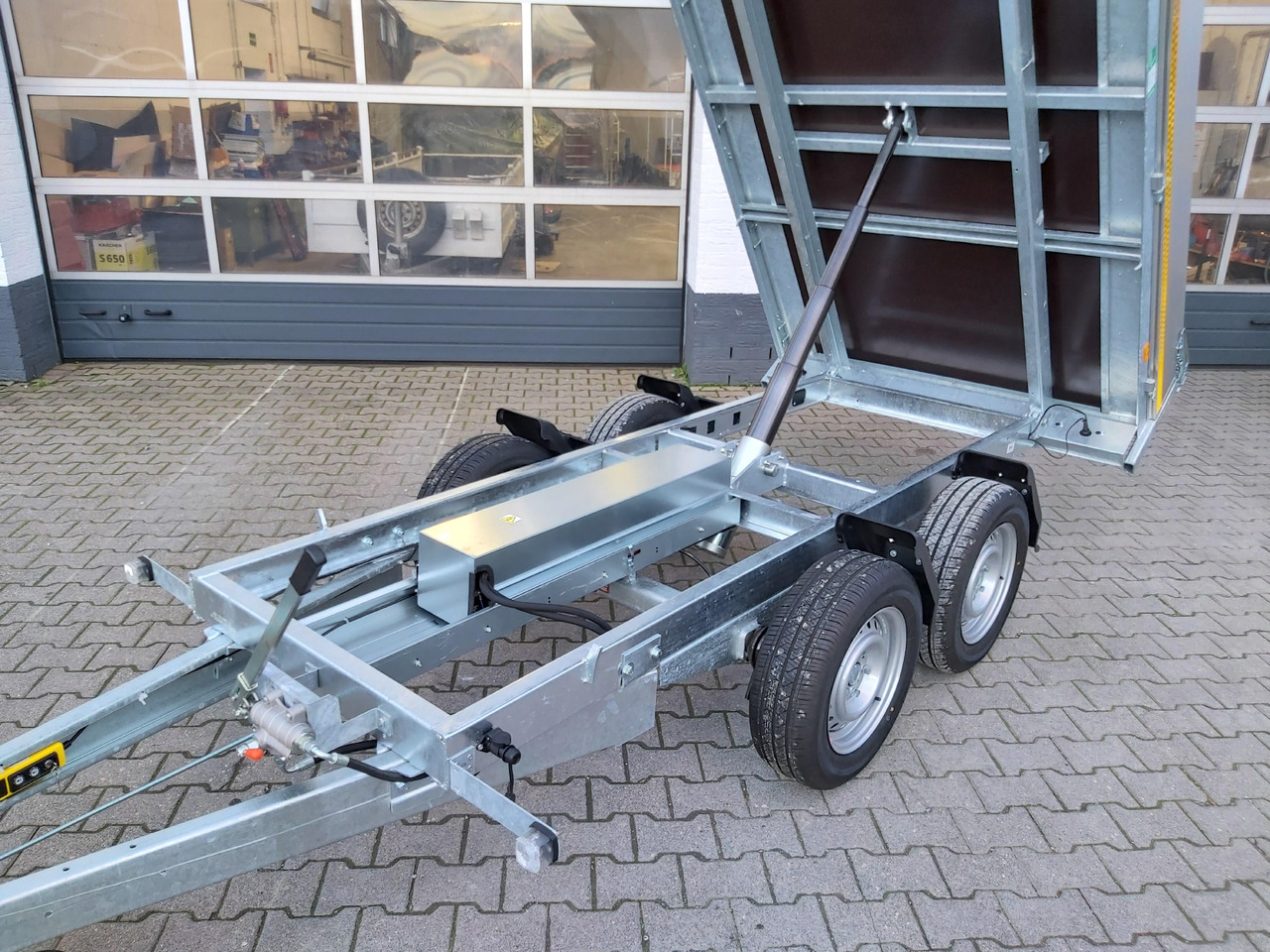 Heck Kipper 310x160x30cm Elektrisch + Handpumpe 2700kg (M) Winter Aktion 24 - Tipper trailer: picture 3 Heck Kipper 310x160x30cm Elektrisch + Handpumpe 2700kg (M) Winter Aktion 24 - Tipper trailer: picture 3