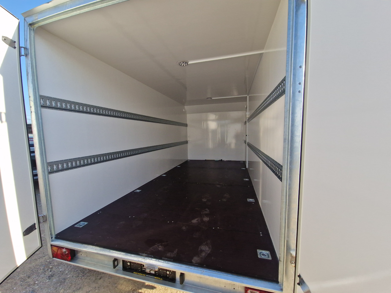 Hochlader Koffer TFSP 500T.00 500x220x210cm extrabreit aero Zurrs. Seitentür IL 13" 100 km/H 3000kg - Closed box trailer: picture 5 Hochlader Koffer TFSP 500T.00 500x220x210cm extrabreit aero Zurrs. Seitentür IL 13" 100 km/H 3000kg - Closed box trailer: picture 5