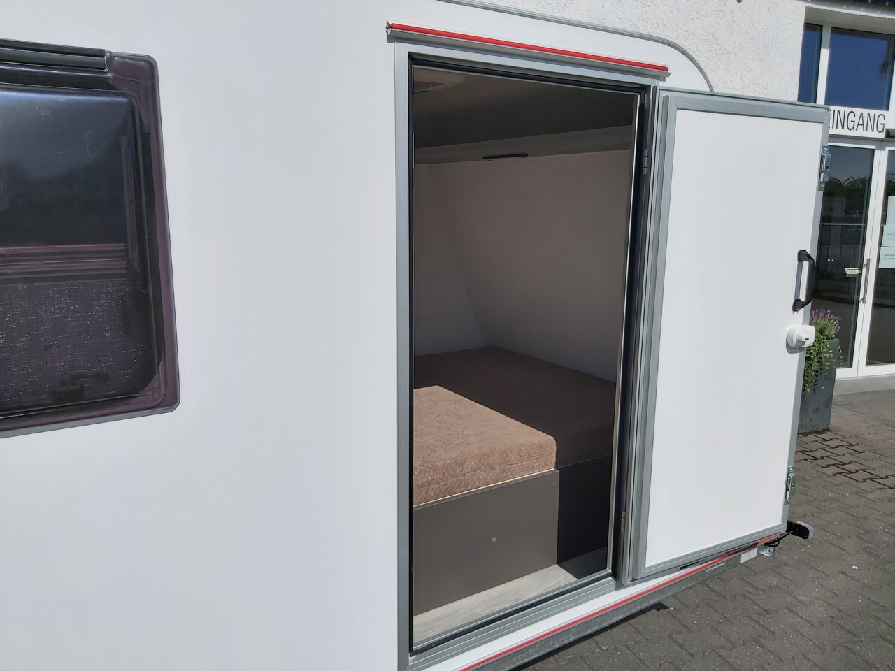 Kargo Camp TFS S Midi 320x150x150cm aero LUX Bett Fenster Seitentür Dachluke Strom 750kg Bremse 2024 - Caravan: picture 4 Kargo Camp TFS S Midi 320x150x150cm aero LUX Bett Fenster Seitentür Dachluke Strom 750kg Bremse 2024 - Caravan: picture 4