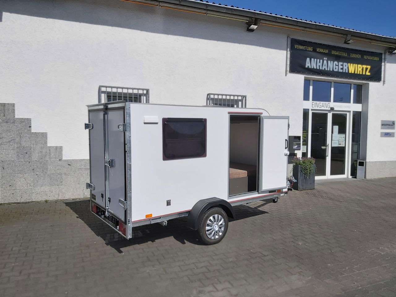 Kargo Camp TFS S Midi 320x150x150cm aero LUX Bett Fenster Seitentür Dachluke Strom 750kg Bremse 2024 - Caravan: picture 3 Kargo Camp TFS S Midi 320x150x150cm aero LUX Bett Fenster Seitentür Dachluke Strom 750kg Bremse 2024 - Caravan: picture 3