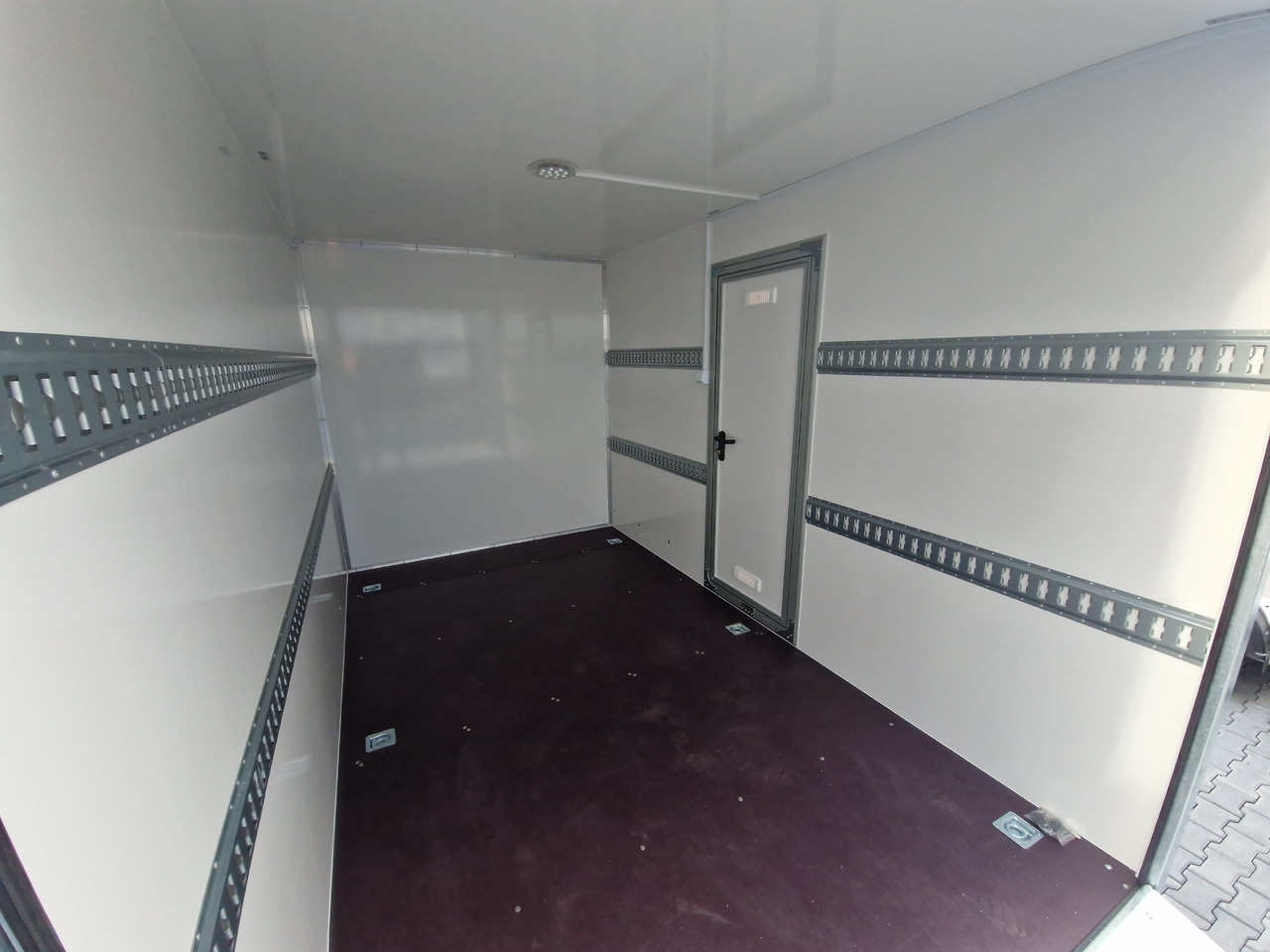 Koffer Sport Camp TFS 600.01 600x200x210cm Premium Laderaum 300cm Seitentür Wohnabteil 3000kg 100km - Car trailer: picture 5 Koffer Sport Camp TFS 600.01 600x200x210cm Premium Laderaum 300cm Seitentür Wohnabteil 3000kg 100km - Car trailer: picture 5