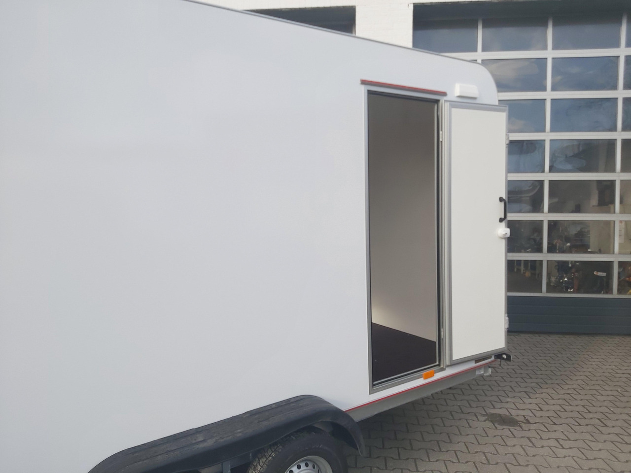 Koffer TFS 420T.01 2700 420x200x210cm aero Heckrampe Seitentür Licht (XL) 100km/H 2700kg Modell 2024 - Closed box trailer: picture 4 Koffer TFS 420T.01 2700 420x200x210cm aero Heckrampe Seitentür Licht (XL) 100km/H 2700kg Modell 2024 - Closed box trailer: picture 4