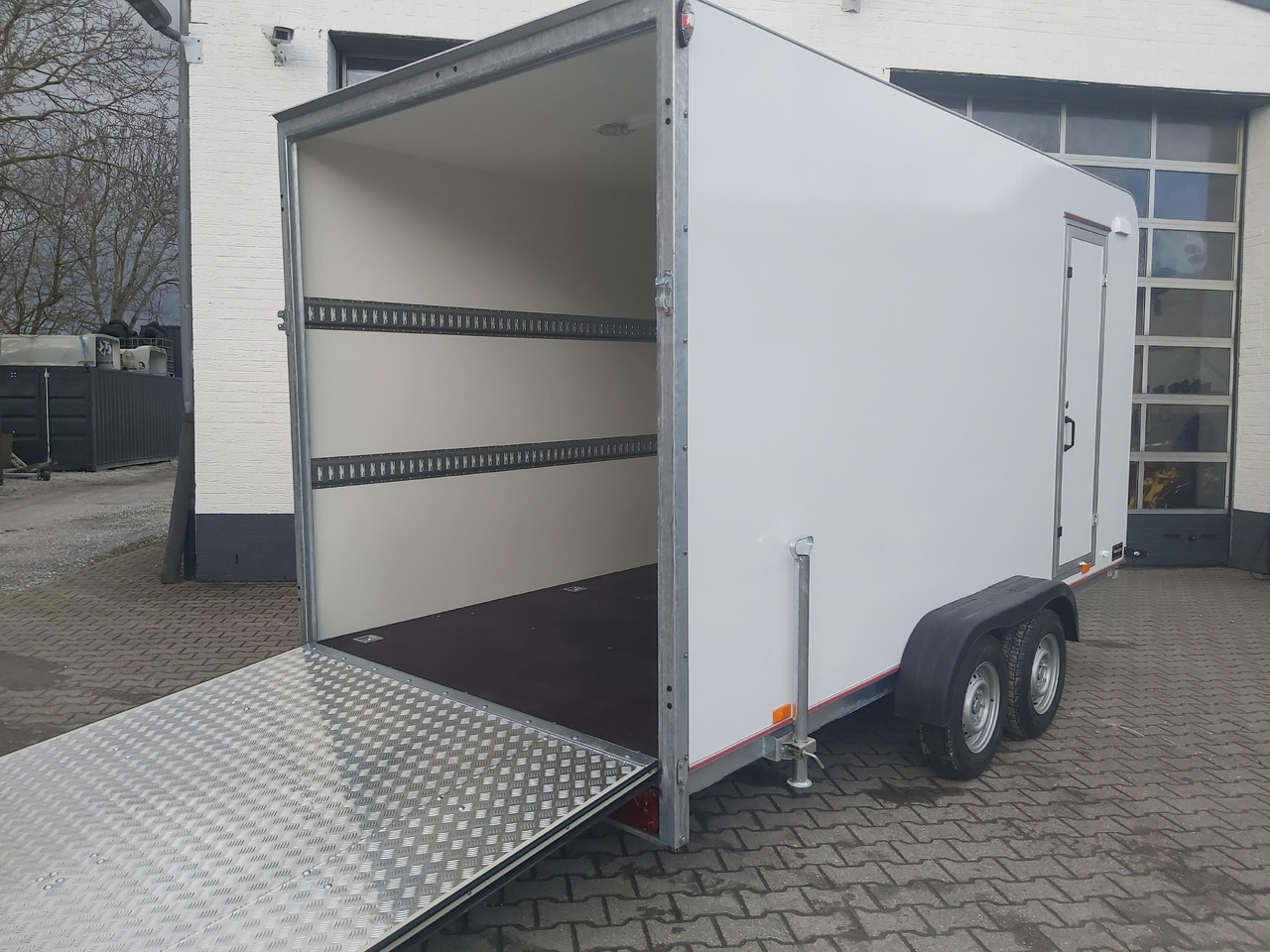 Koffer TFS 420T.01 2700 420x200x210cm aero Heckrampe Seitentür Licht (XL) 100km/H 2700kg Modell 2024 - Closed box trailer: picture 1 Koffer TFS 420T.01 2700 420x200x210cm aero Heckrampe Seitentür Licht (XL) 100km/H 2700kg Modell 2024 - Closed box trailer: picture 1