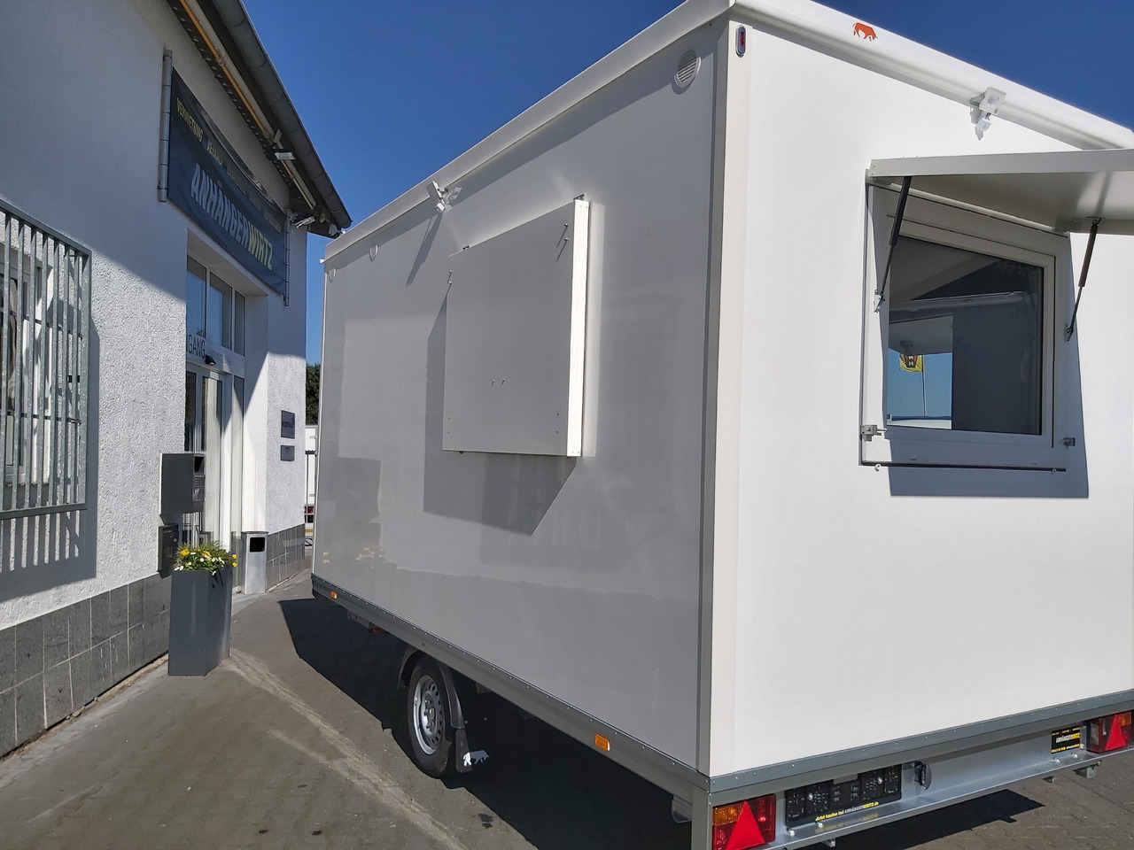 Mobiles Büro 410x220x220cm Tür + 3 Fenster + WC Raum + Stauraum (XL) 1200kg - Closed box trailer: picture 5 Mobiles Büro 410x220x220cm Tür + 3 Fenster + WC Raum + Stauraum (XL) 1200kg - Closed box trailer: picture 5