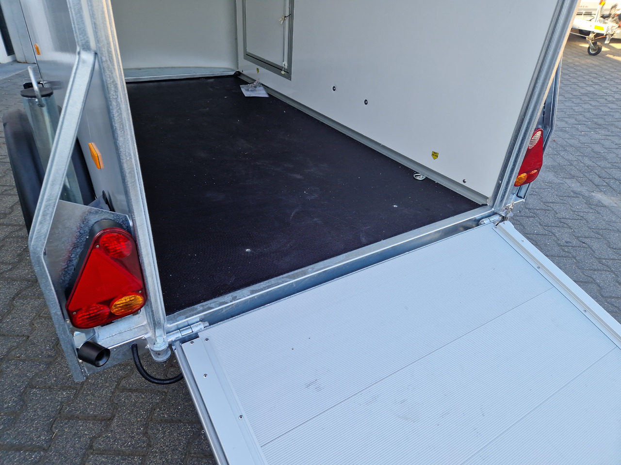 Roadster Sport C255 252x125x154cm aero Sandwich silvergrey Poly weiß Seitentür Rampekombi (S) 1300kg - Car trailer: picture 5 Roadster Sport C255 252x125x154cm aero Sandwich silvergrey Poly weiß Seitentür Rampekombi (S) 1300kg - Car trailer: picture 5