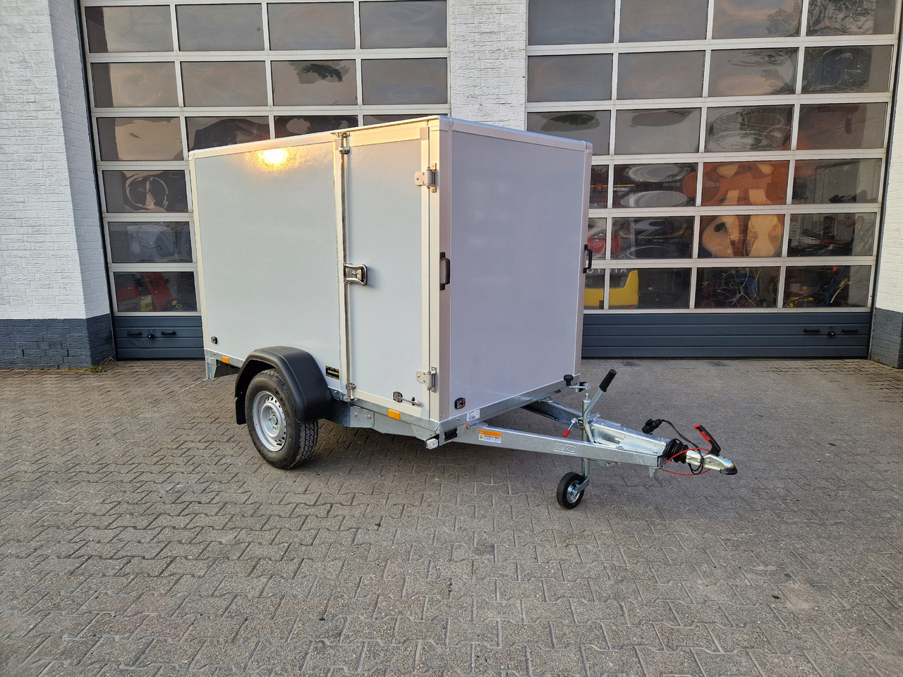 Saris Koffer GO 256 134 1350 1 GFK grau Seitentür (S) 1300kg Modell 2024 - Closed box trailer: picture 1 Saris Koffer GO 256 134 1350 1 GFK grau Seitentür (S) 1300kg Modell 2024 - Closed box trailer: picture 1