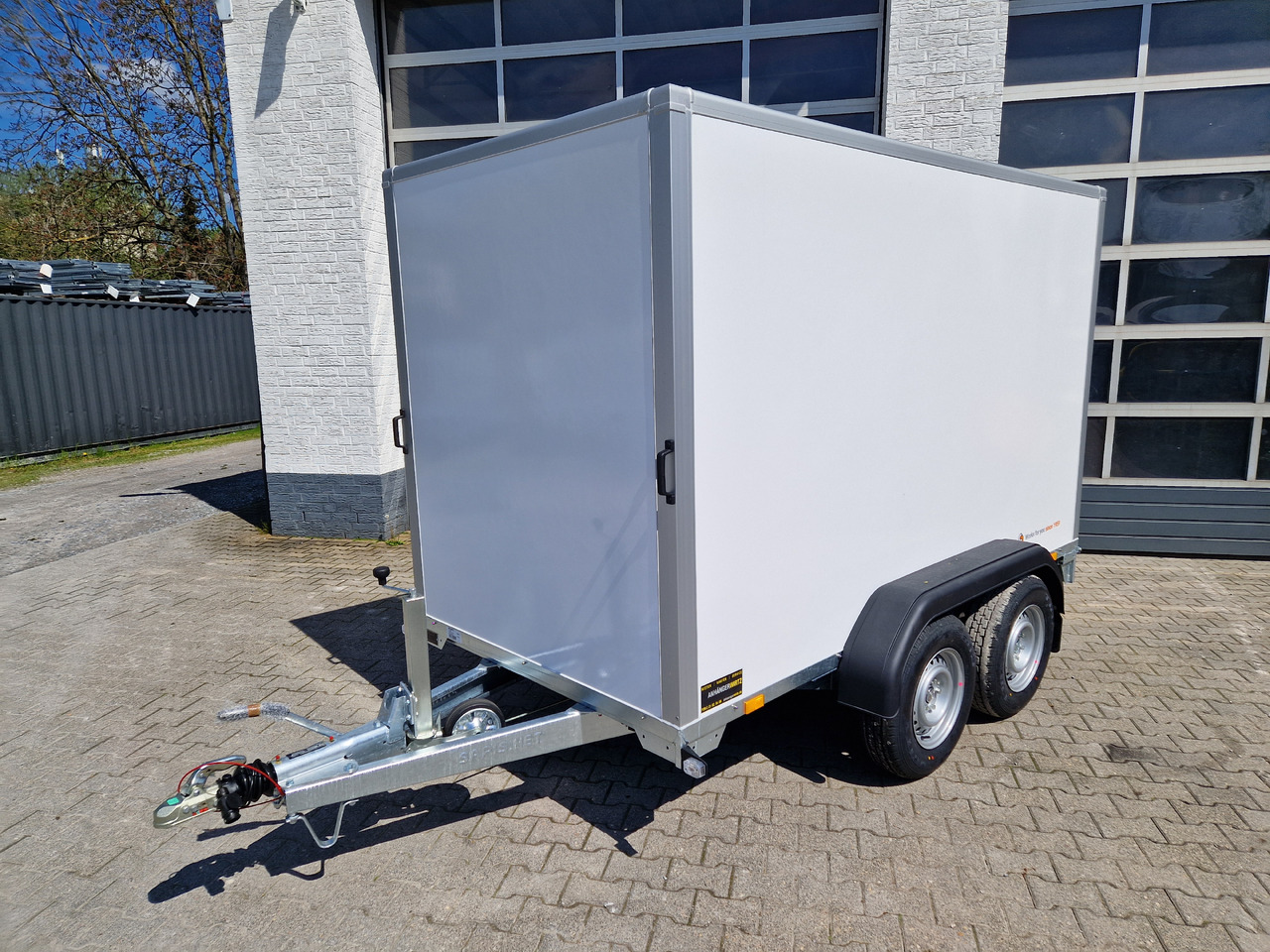 Saris Koffer GO 306 154 180 2700 2 306x154x180cm GFK weiß Auffahrklappe (M) 2700kg Modell 2025 - Closed box trailer: picture 5 Saris Koffer GO 306 154 180 2700 2 306x154x180cm GFK weiß Auffahrklappe (M) 2700kg Modell 2025 - Closed box trailer: picture 5