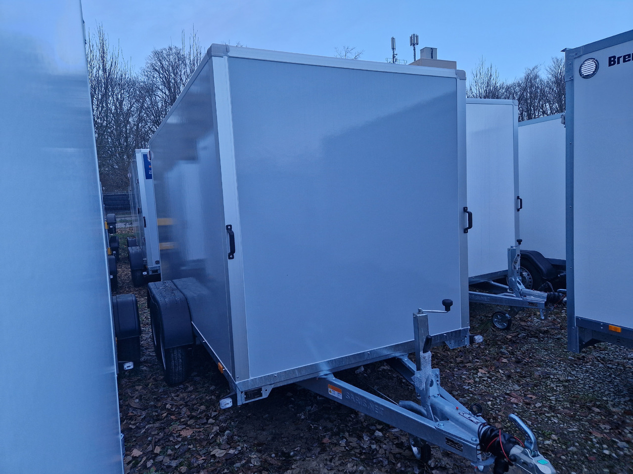Saris Koffer GO 356 169 180 2700 2 356x169x180cm grau GFK Heckrampe (L) 2700kg - Closed box trailer: picture 1 Saris Koffer GO 356 169 180 2700 2 356x169x180cm grau GFK Heckrampe (L) 2700kg - Closed box trailer: picture 1