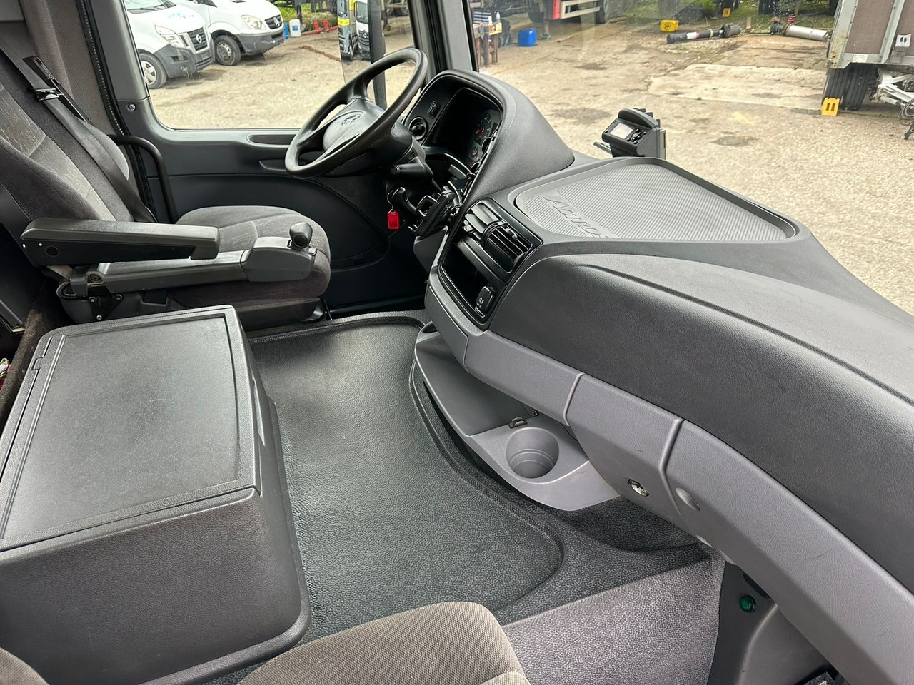 Interior photo 2: Tipper MERCEDES-BENZ Actros 3246 8x4 Kipper