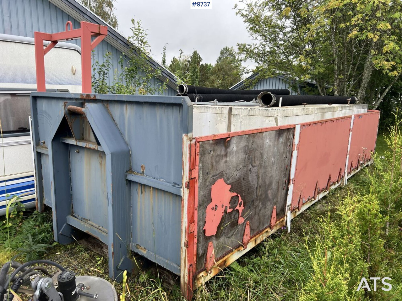 Hooklift dump body with water tank - Roll-off container: picture 1 Hooklift dump body with water tank - Roll-off container: picture 1