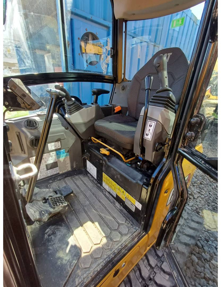 Crawler excavator CAT 302-05CR: picture 9