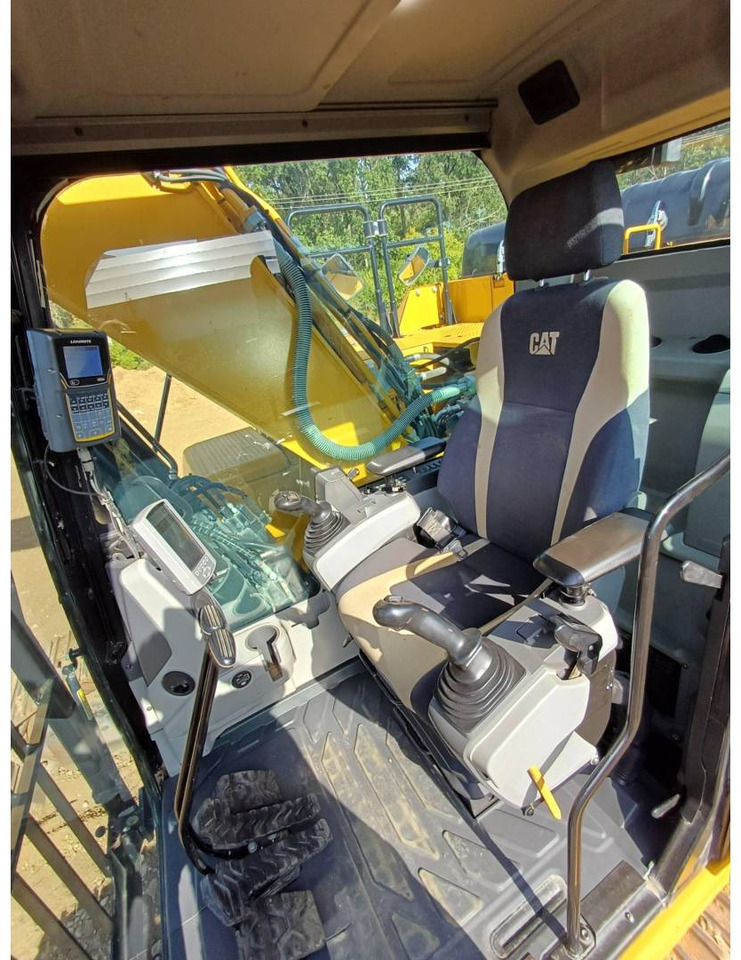 Crawler excavator CAT 326FLN: picture 11