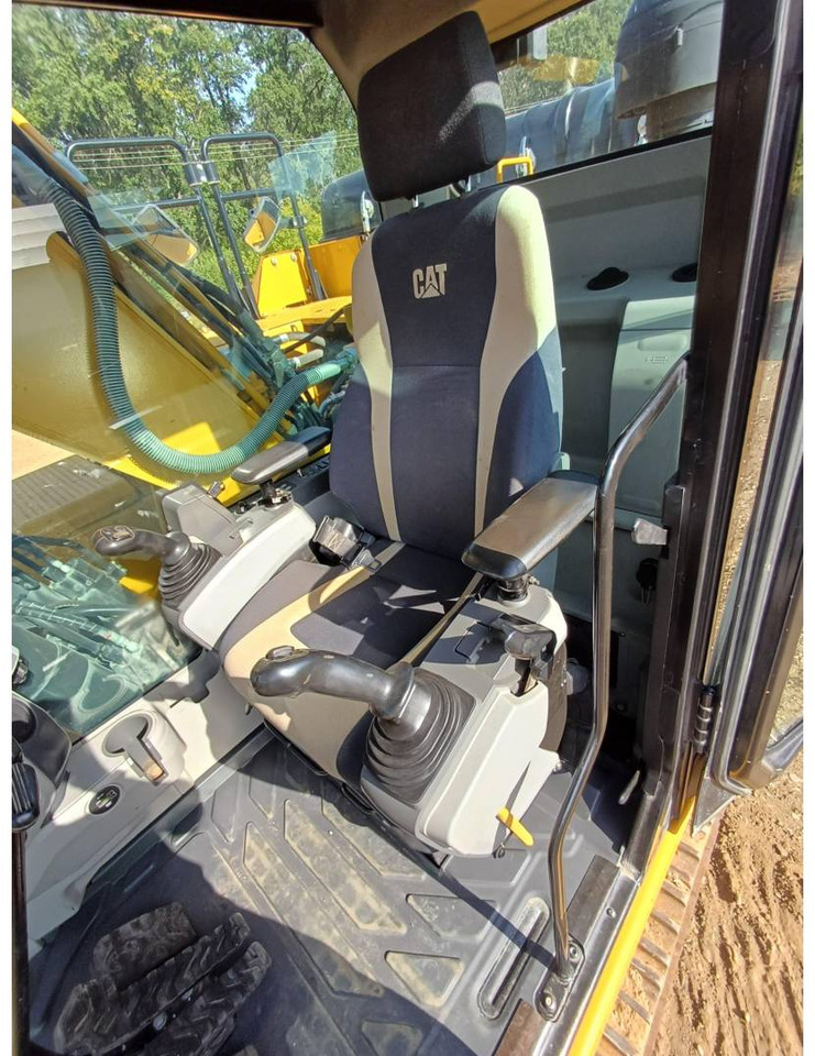 Crawler excavator CAT 326FLN: picture 14