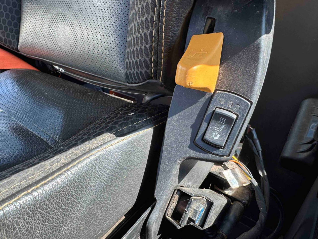 Articulated dumper CAT 730: picture 16