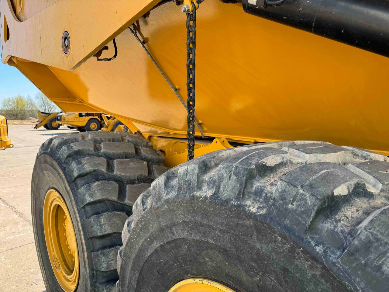 Articulated dumper CAT 730: picture 12