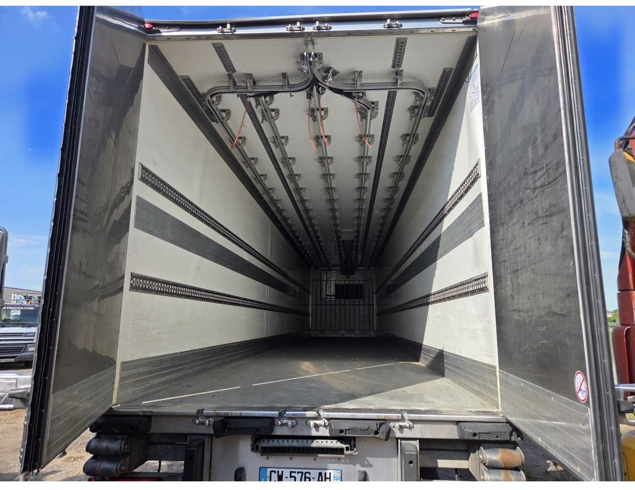 FRUHEAUF FST4 REFRIGERATED SEMITRAILER 3 AXLE MEAT RAILS THERMOKING SLX E 300 30 - Other machinery: picture 4 FRUHEAUF FST4 REFRIGERATED SEMITRAILER 3 AXLE MEAT RAILS THERMOKING SLX E 300 30 - Other machinery: picture 4