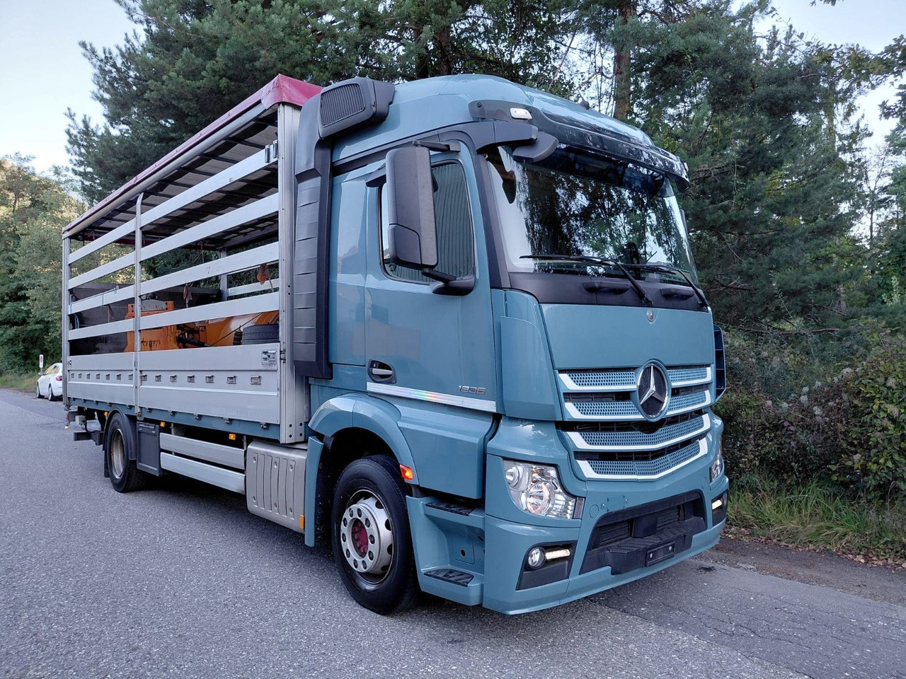 Mercedes-Benz Actros 1836 4x2, E6, Ladebordwand, Fahrschule - Curtainsider truck: picture 3 Mercedes-Benz Actros 1836 4x2, E6, Ladebordwand, Fahrschule - Curtainsider truck: picture 3