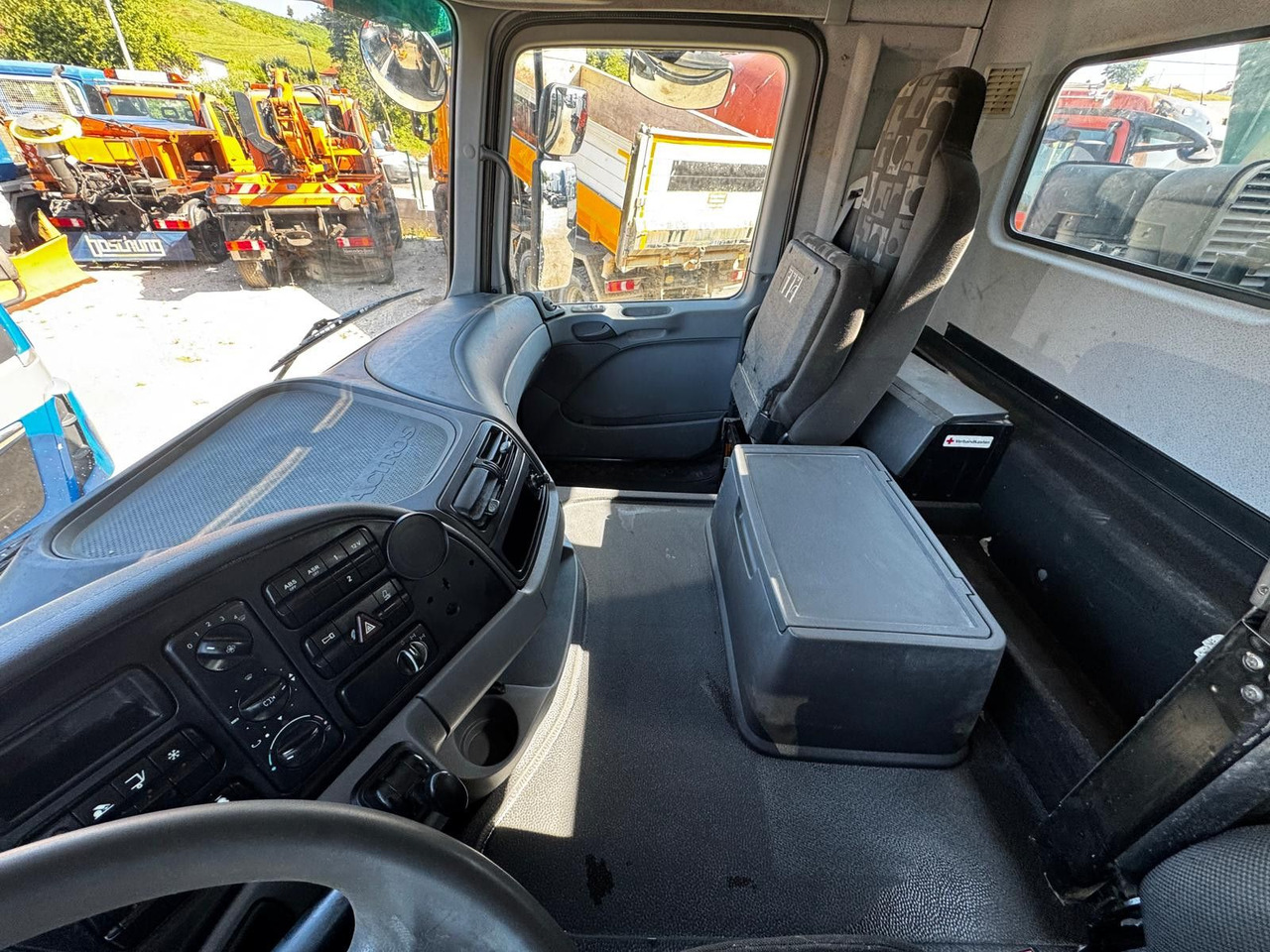 Tipper Mercedes-Benz Actros 4446 10x4, E5, MP2, EPS, Retarder: picture 17