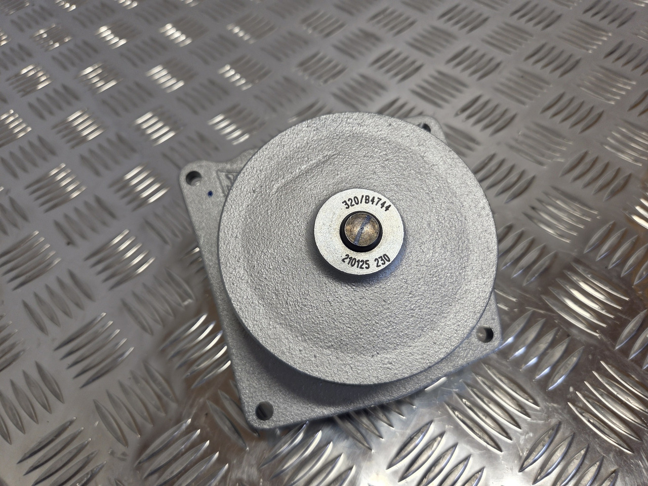 Water Pump JCB 320/A4904 GENUINE JCB 320/04542 320/B4744 - Engine and parts for Construction machinery: picture 4 Water Pump JCB 320/A4904 GENUINE JCB 320/04542 320/B4744 - Engine and parts for Construction machinery: picture 4