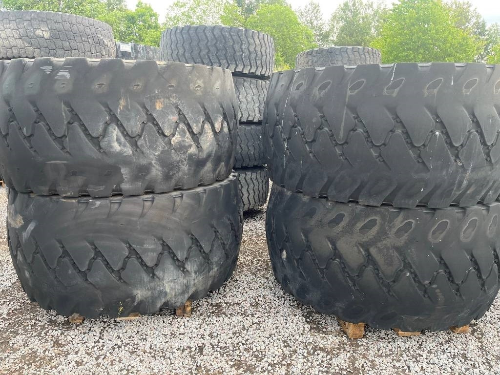 Bridgestone 775 /65 R29 Volvo L180 Wheels - Wheel and tire package: picture 1 Bridgestone 775 /65 R29 Volvo L180 Wheels - Wheel and tire package: picture 1