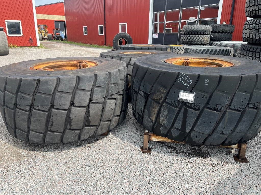 Bridgestone Regummerade 875/65R29 på Volvo L220 fälg - Wheel and tire package: picture 2 Bridgestone Regummerade 875/65R29 på Volvo L220 fälg - Wheel and tire package: picture 2