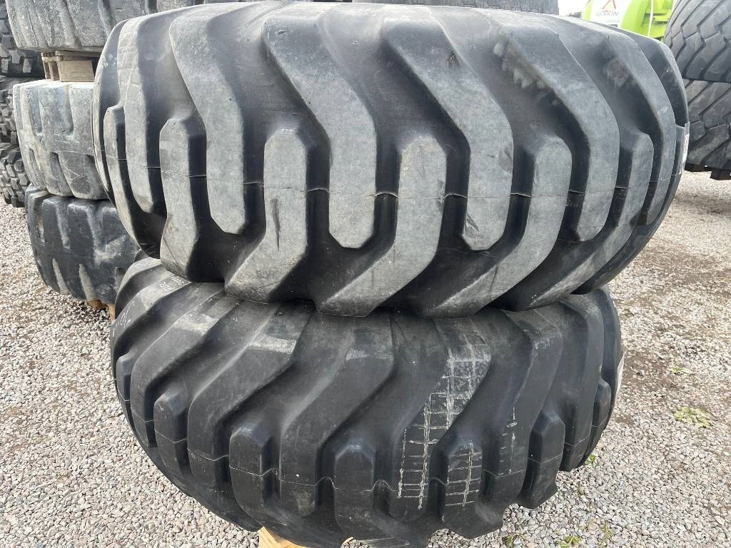 Goodyear 23,5-25 Volvo A25 C - Wheel and tire package: picture 1 Goodyear 23,5-25 Volvo A25 C - Wheel and tire package: picture 1