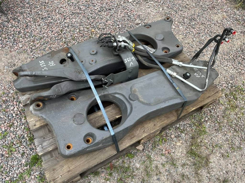 Lastarfäste Quicke Ålö till Valtra G135 - Quick coupler: picture 2 Lastarfäste Quicke Ålö till Valtra G135 - Quick coupler: picture 2