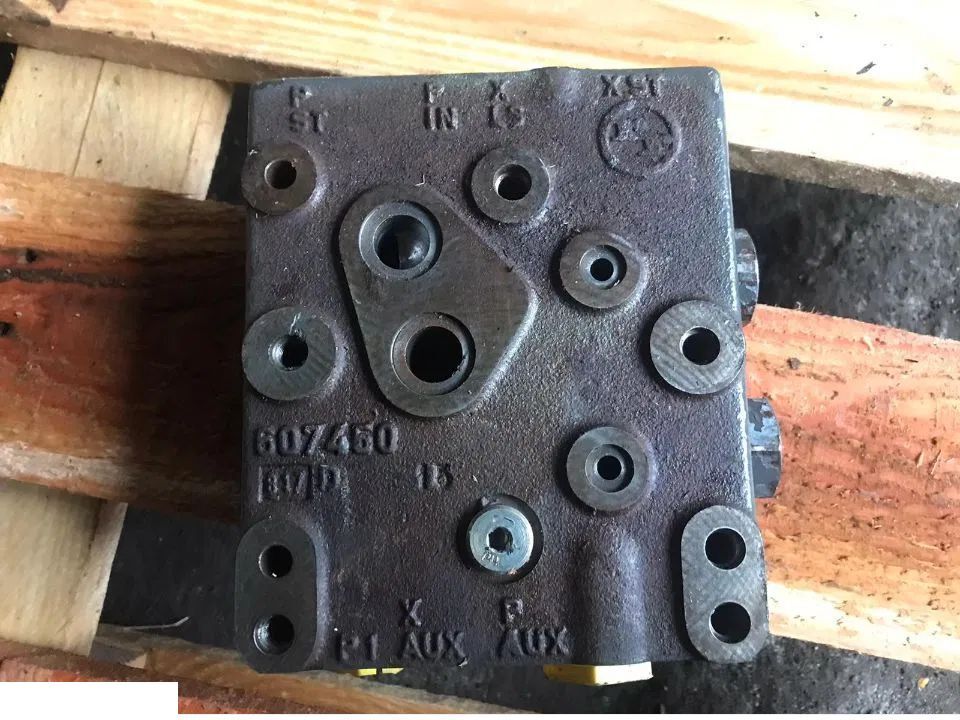 Claas Ares - Blok Zaworowy - Hydraulic valve for Farm tractor: picture 1 Claas Ares - Blok Zaworowy - Hydraulic valve for Farm tractor: picture 1