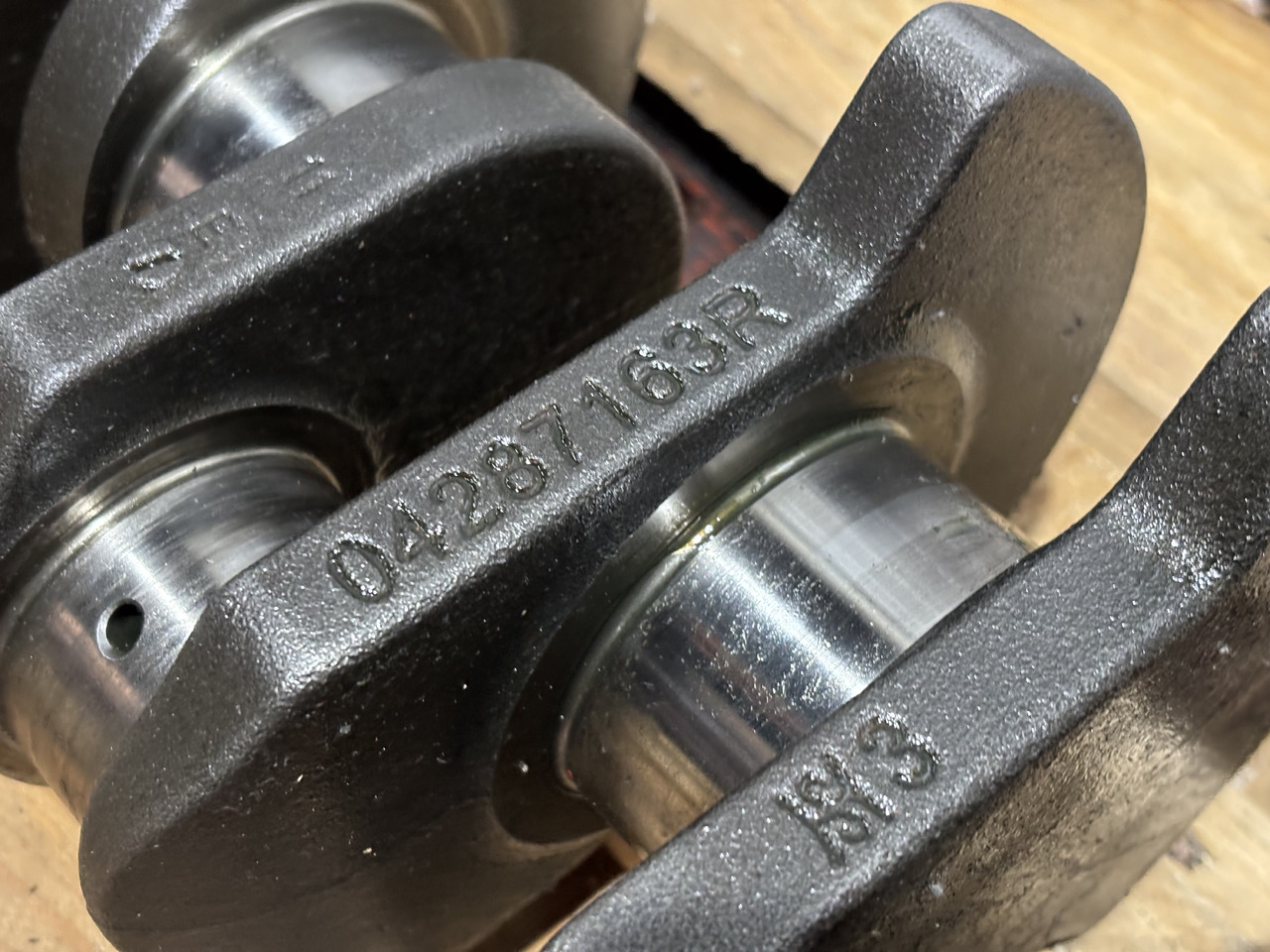 Deutz 04287163R TD 2011 L04 TD2011L04 Wał Korbowy - Crankshaft for Agricultural machinery: picture 1 Deutz 04287163R TD 2011 L04 TD2011L04 Wał Korbowy - Crankshaft for Agricultural machinery: picture 1