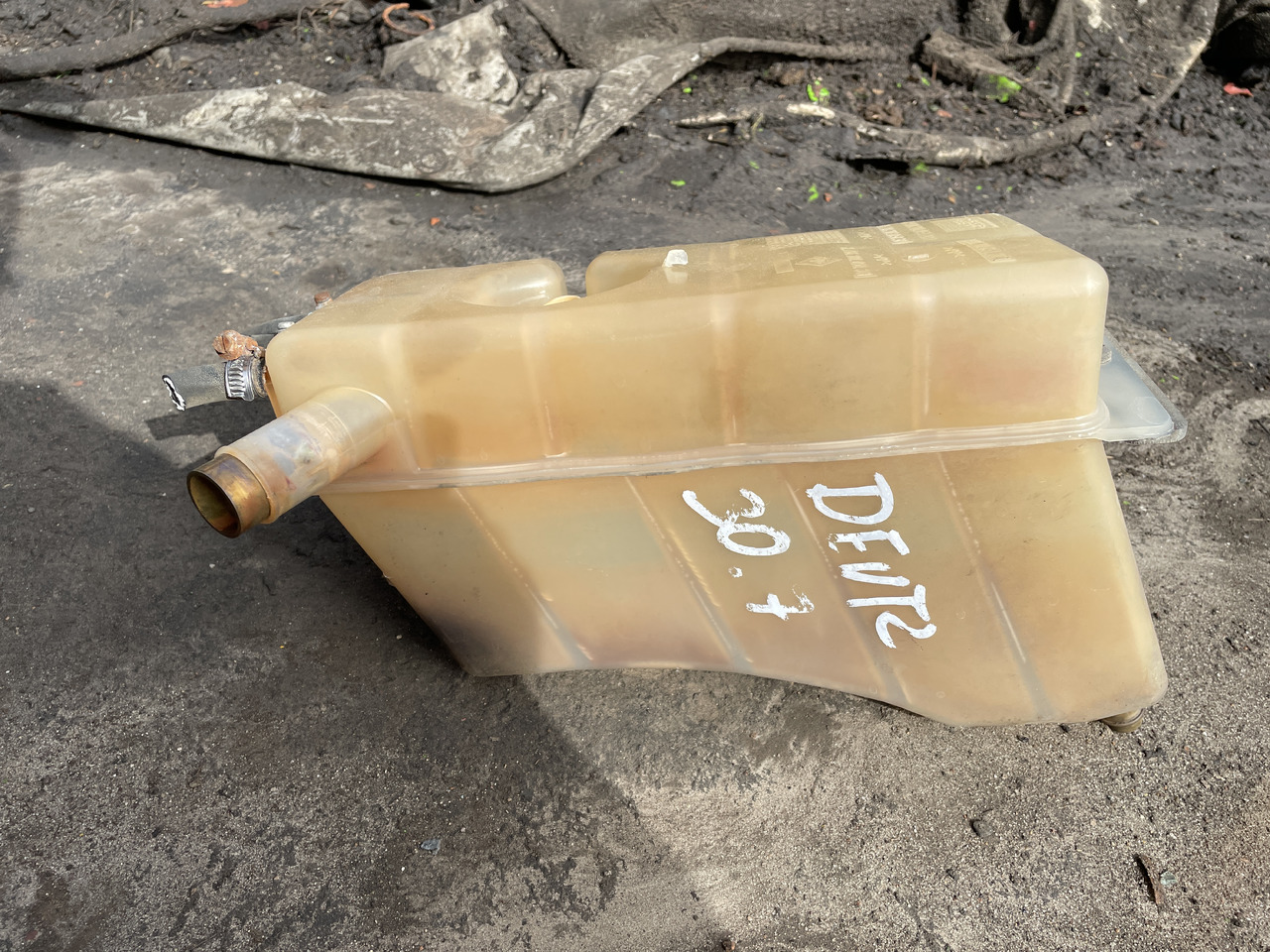 Deuzt-Fahr Agrovector 30.7 - zbiornik wyrównawczy - Expansion tank for Telescopic handler: picture 1 Deuzt-Fahr Agrovector 30.7 - zbiornik wyrównawczy - Expansion tank for Telescopic handler: picture 1