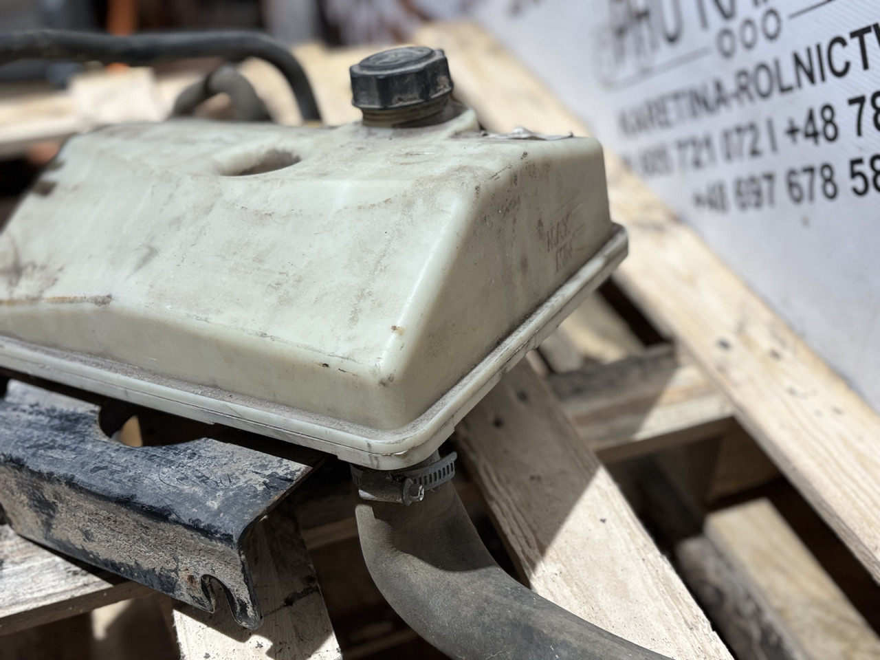 JCB 332/E9125 Zbiornik wyrównawczy płynu chłodniczego - Expansion tank for Construction machinery: picture 4 JCB 332/E9125 Zbiornik wyrównawczy płynu chłodniczego - Expansion tank for Construction machinery: picture 4