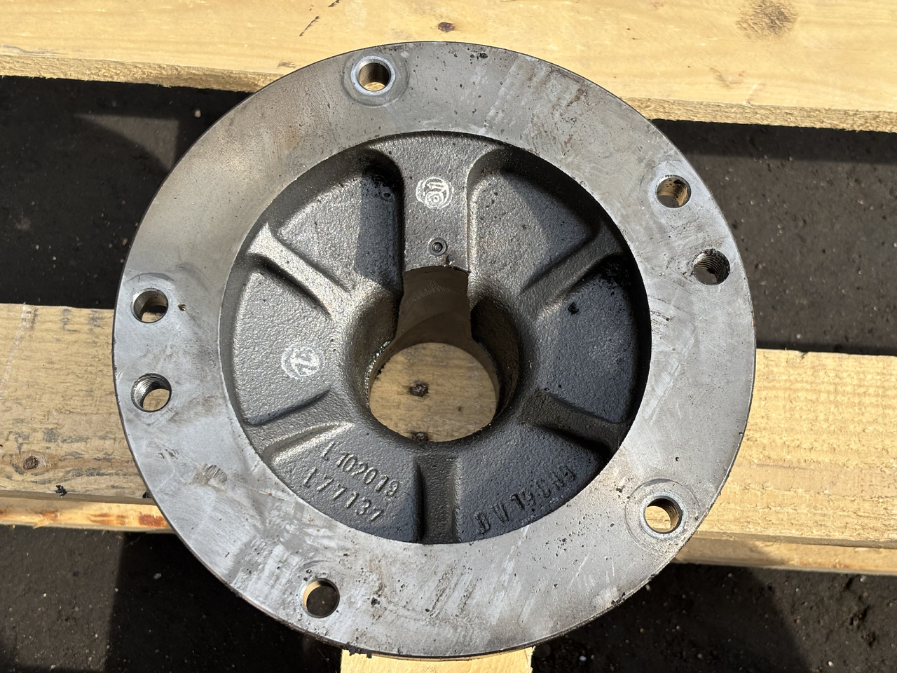 John Deere 6630 Obudowa łożyska L77137 L102019 - Undercarriage parts for Agricultural machinery: picture 1 John Deere 6630 Obudowa łożyska L77137 L102019 - Undercarriage parts for Agricultural machinery: picture 1
