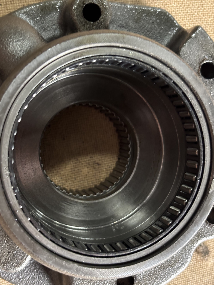 John Deere 6910, 6910S Obudowa Pompy Oleju Łożyska R109001 JD10269 R108926 R108928 - Oil pump for Farm tractor: picture 2 John Deere 6910, 6910S Obudowa Pompy Oleju Łożyska R109001 JD10269 R108926 R108928 - Oil pump for Farm tractor: picture 2