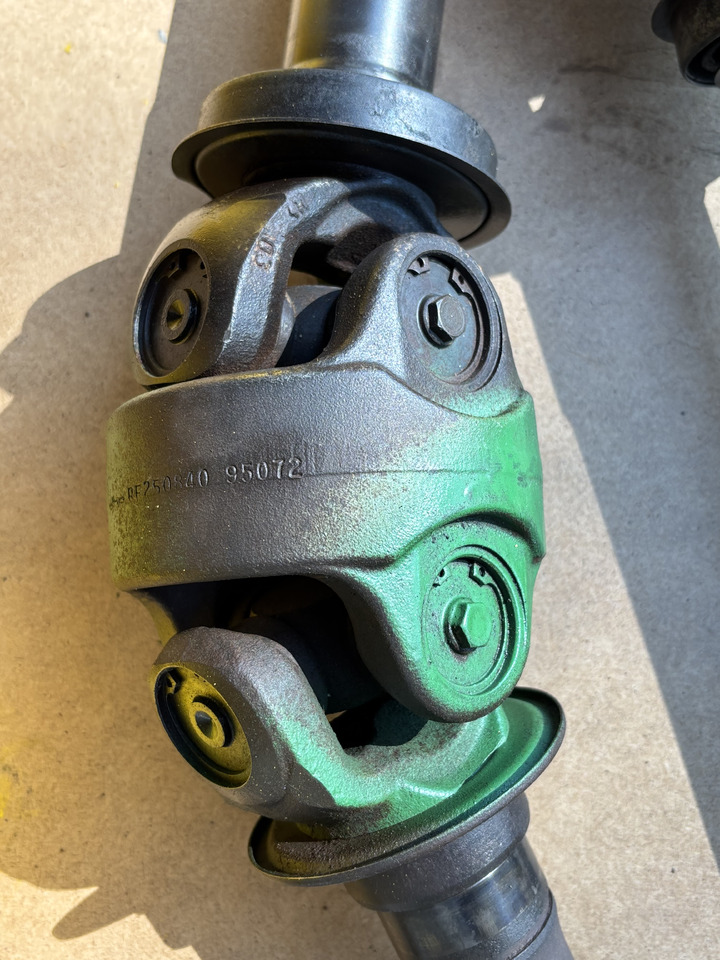 John Deere 7RXXX 7R330 7R 330 Przegub uniwersalny z wałem RE250840 TA21764 - Transmission for Agricultural machinery: picture 2 John Deere 7RXXX 7R330 7R 330 Przegub uniwersalny z wałem RE250840 TA21764 - Transmission for Agricultural machinery: picture 2