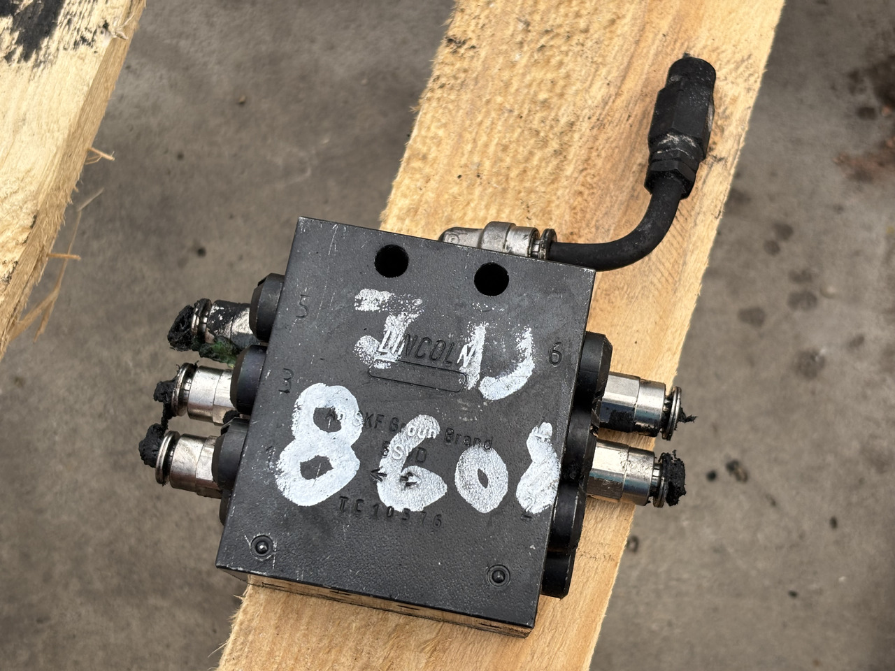 John Deere 8600 Rozdzielacz Hydrauliczny - Hydraulic valve for Agricultural machinery: picture 2 John Deere 8600 Rozdzielacz Hydrauliczny - Hydraulic valve for Agricultural machinery: picture 2