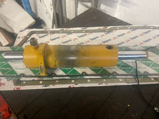Siłownik skrętu Cat th360 , th330 , th220 - Hydraulic cylinder for Telescopic handler: picture 4 Siłownik skrętu Cat th360 , th330 , th220 - Hydraulic cylinder for Telescopic handler: picture 4