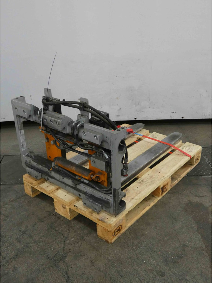 Durwen Fork positioner FEM 2 RZV25 - Attachment for Material handling equipment: picture 3 Durwen Fork positioner FEM 2 RZV25 - Attachment for Material handling equipment: picture 3
