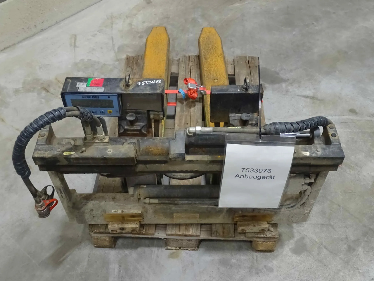 Durwen Fork positioner FEM 2 RZV25S - Attachment for Material handling equipment: picture 4 Durwen Fork positioner FEM 2 RZV25S - Attachment for Material handling equipment: picture 4