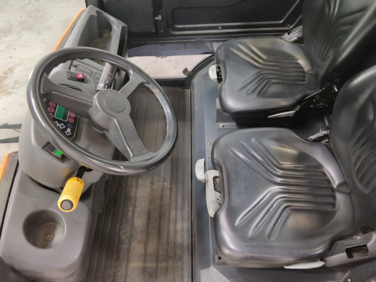 Linde P250 - Tow tractor: picture 3 Linde P250 - Tow tractor: picture 3