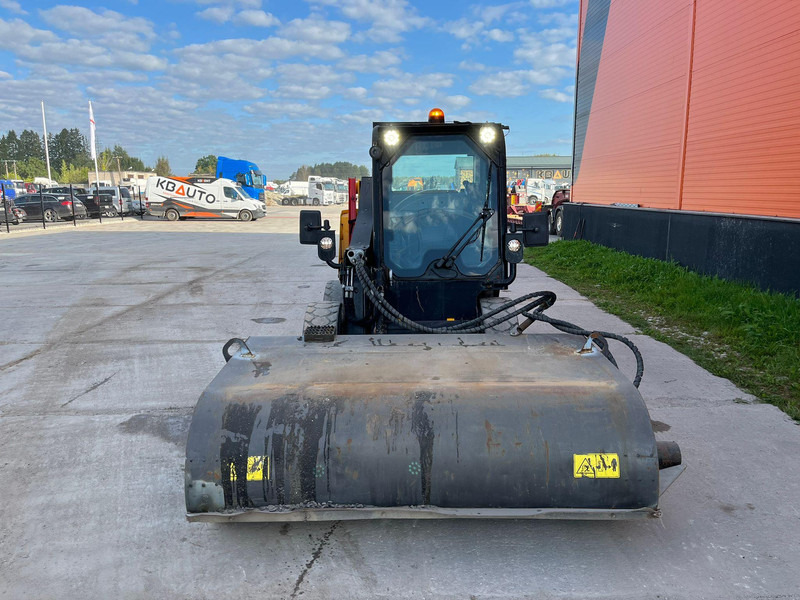 JCB 155 T4 BUCKET & BRUSH - Wheel loader: picture 4 JCB 155 T4 BUCKET & BRUSH - Wheel loader: picture 4