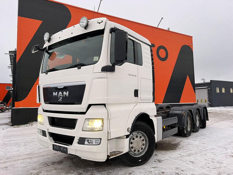 MAN TGX 35.540 8x4*4 9 TON FRONT AXLE / HYDRAULICS / PTO / INTARDER / CHASSIS L=6850 mm - Cab chassis truck: picture 2 MAN TGX 35.540 8x4*4 9 TON FRONT AXLE / HYDRAULICS / PTO / INTARDER / CHASSIS L=6850 mm - Cab chassis truck: picture 2