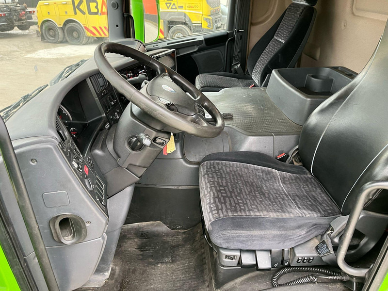 Interior photo 2: Box truck Scania P 230 4x2 BOX L=6848 mm